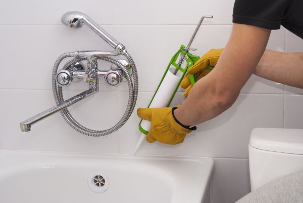 Bathtub Caulking in Little Rock